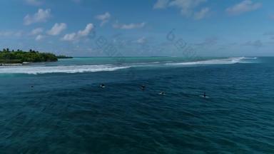 空中无人机拍摄清晰的海海洋蓝色的水低的态度拍摄冲浪者捕捉波生活方式活动